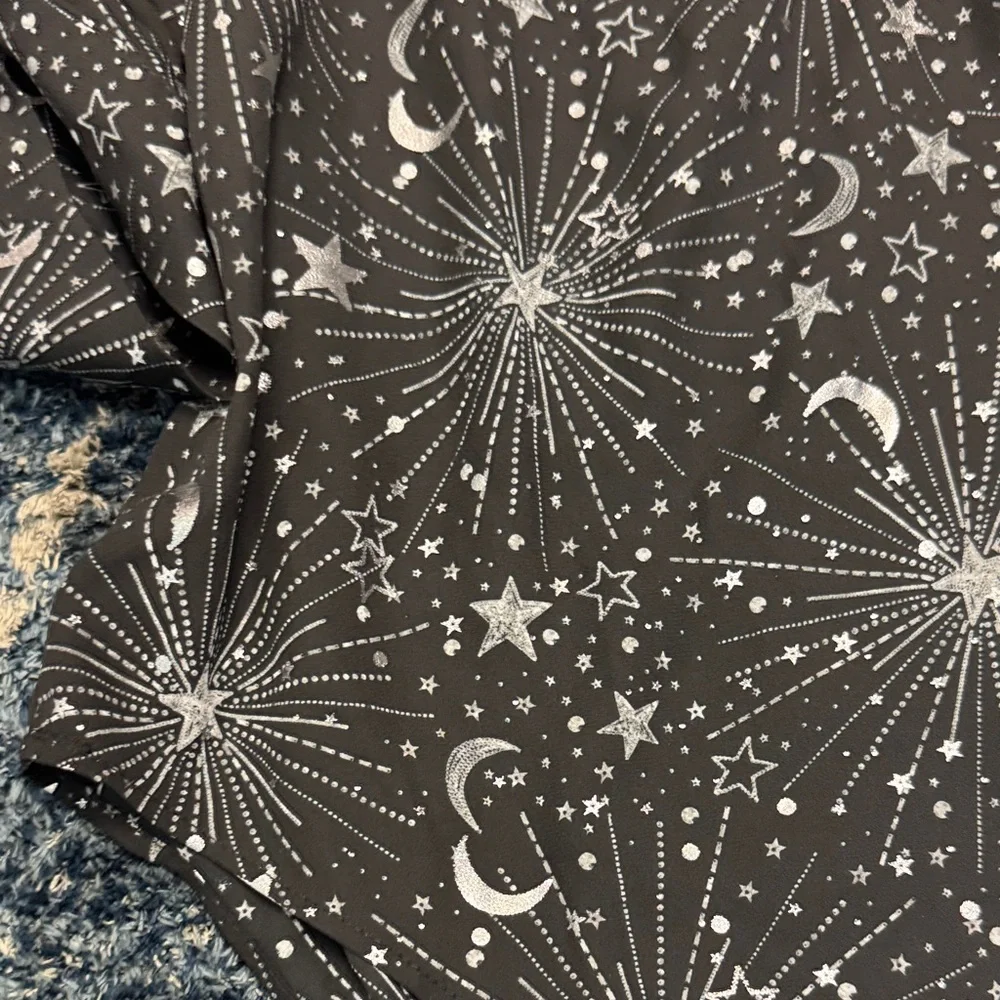 NEW Torrid Black and Silver star chiffon tunic roll-tab blouse size 1X(14-16) - Picture 6 of 14